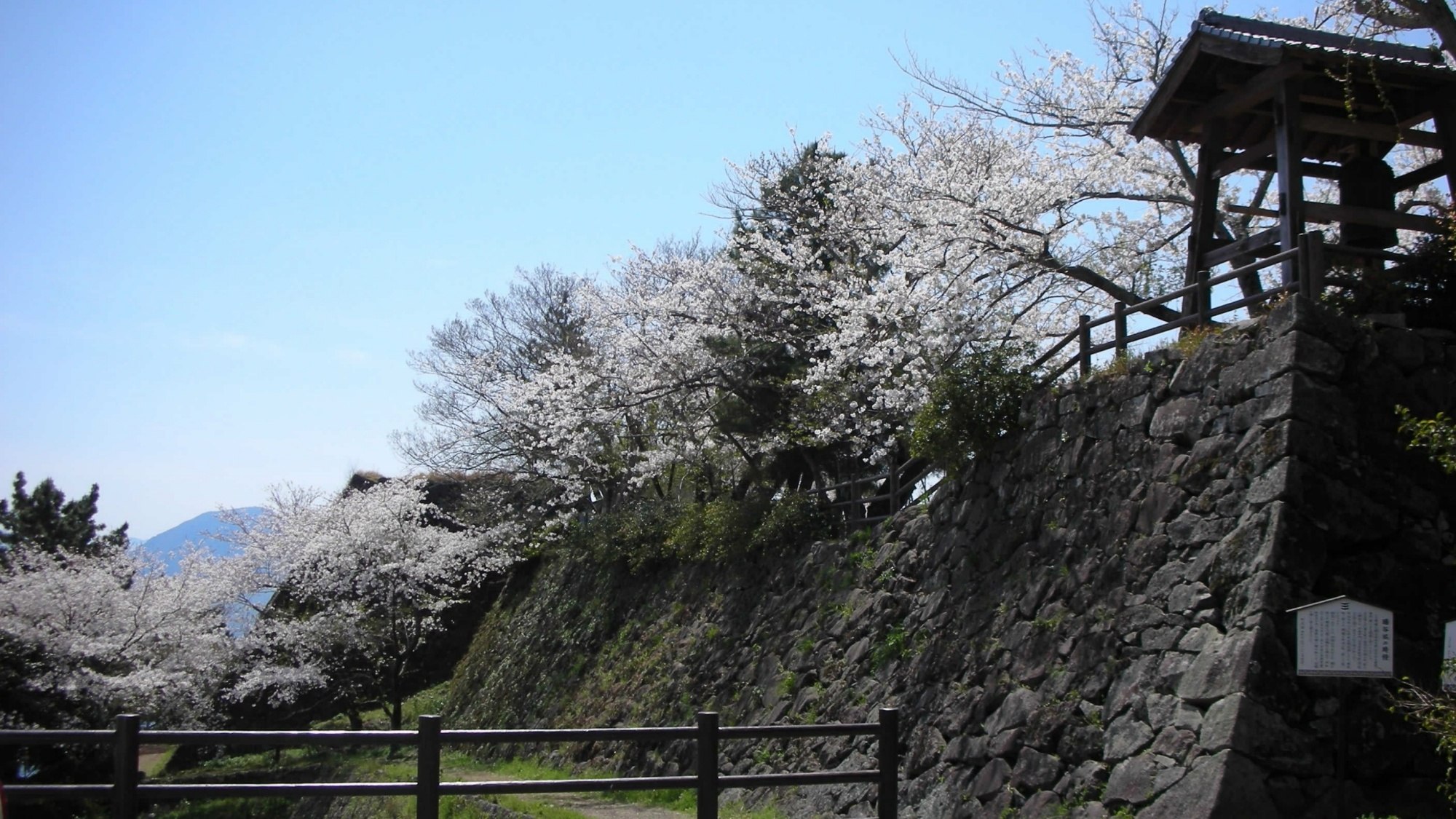 【日出城址】石垣や堀等を別府湾の景色と共に楽しむ･･･当館から車で5分