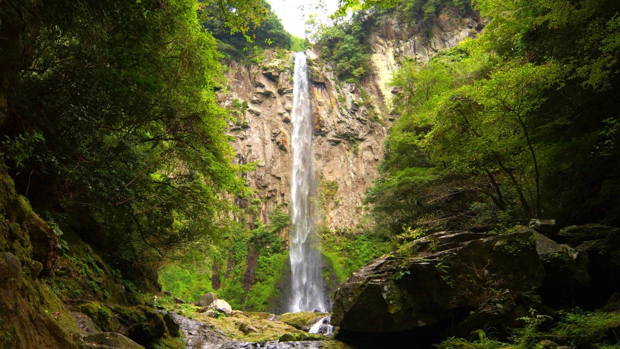 【東椎屋の滝】高さ85mの断崖断崖を流れ落ちる迫力満点の名瀑･･･当館から車で55分