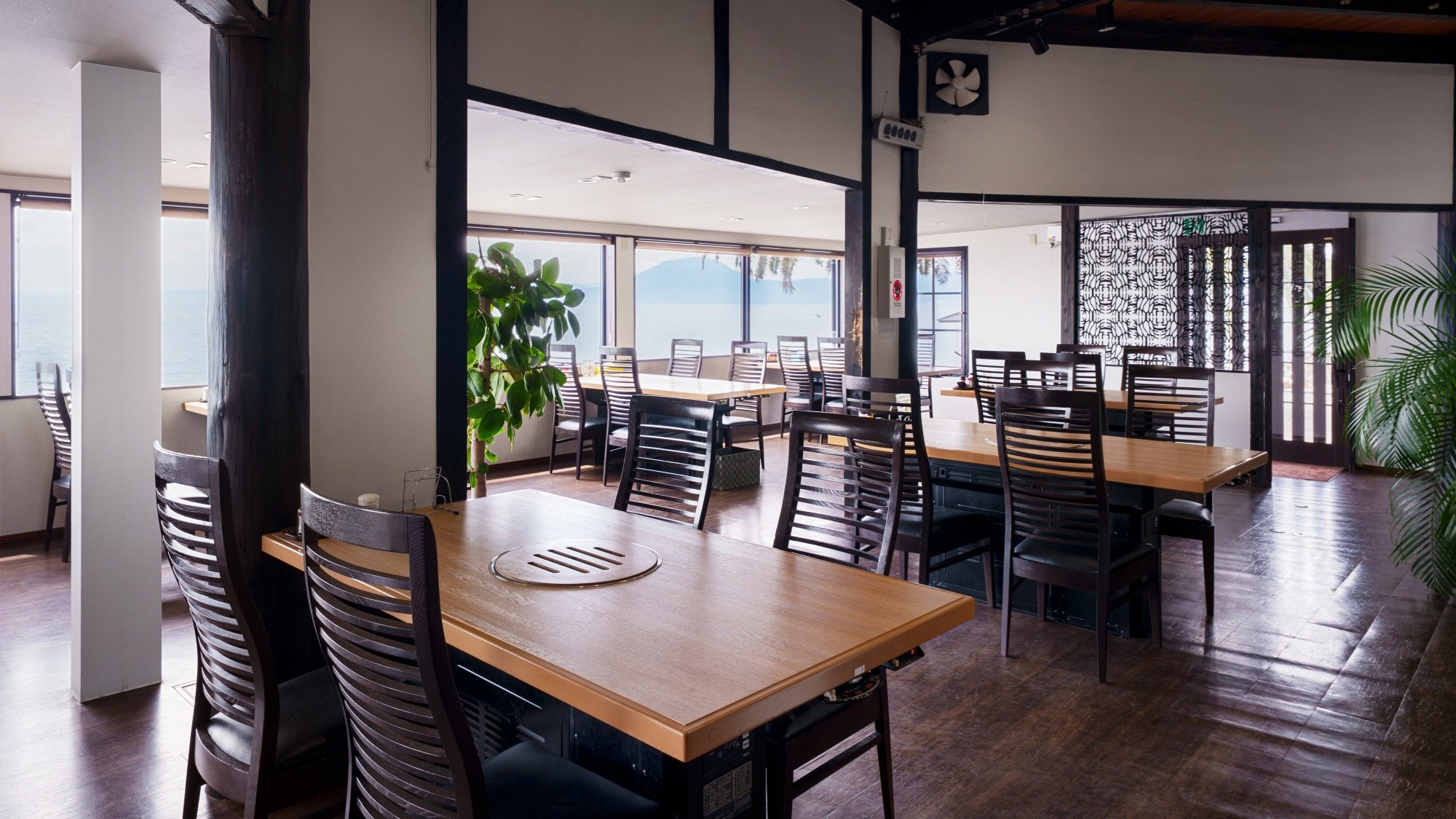 【レストラン】海を一望する絶景ロケーション　心地よい空間で食事を