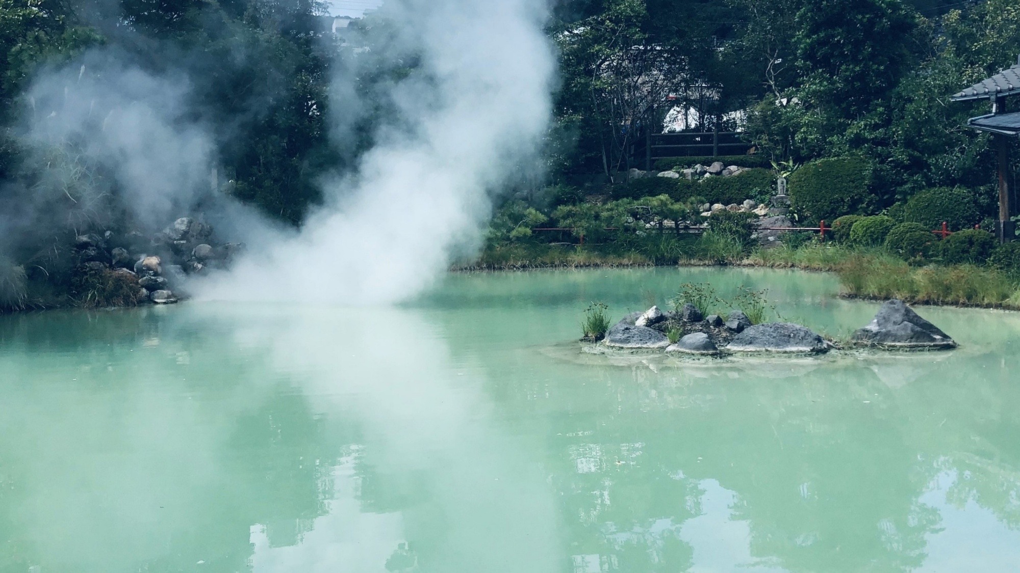 【白池地獄】青白く輝く温泉池。珍しい魚が泳ぐ温泉熱利用の熱帯魚館も･･･当館から車で30分