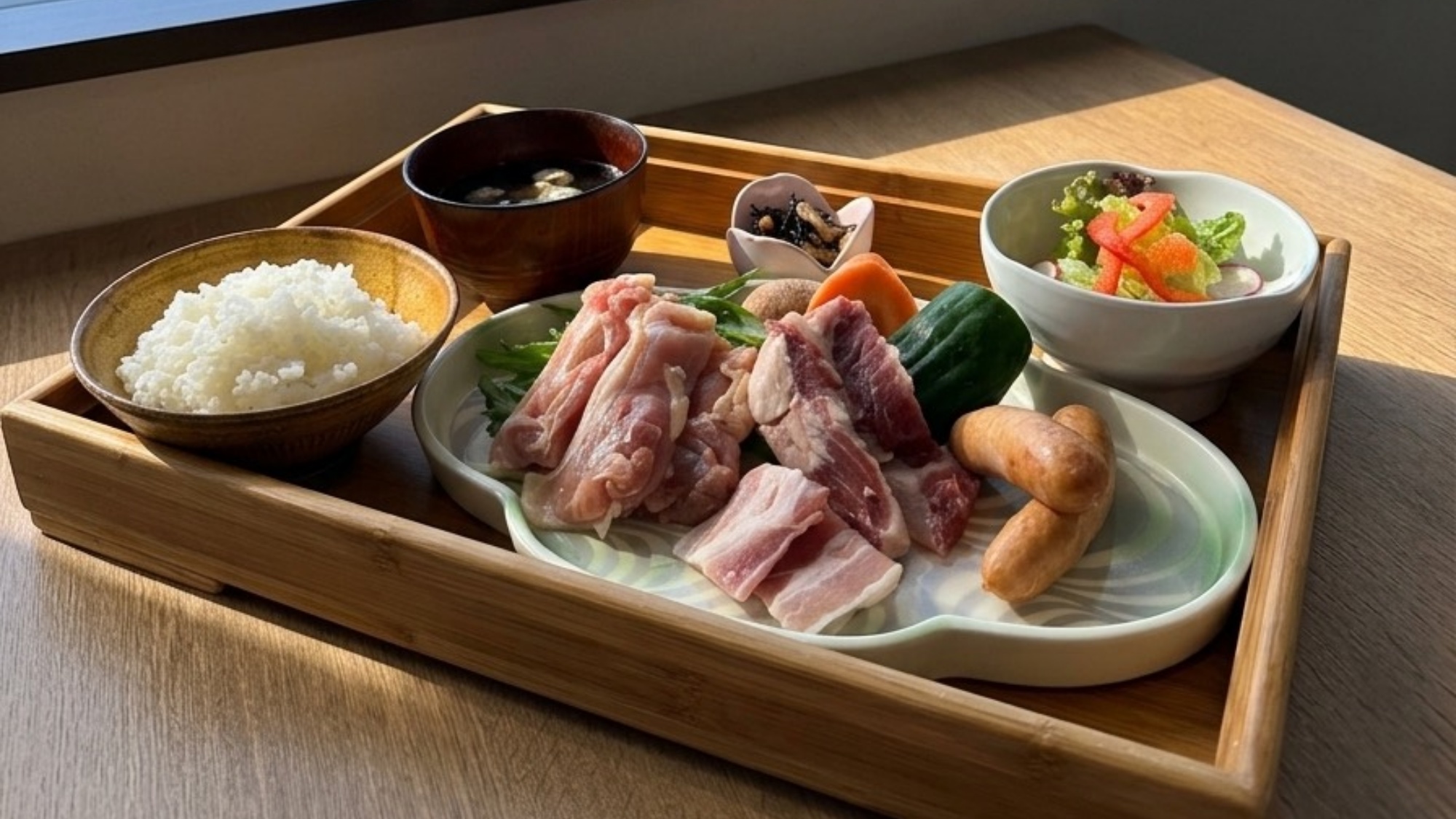 【ランチ】＜お気軽セット＞冠地鶏のスープをはじめ、旨味あふれるお肉を味わう、心地よいランチ