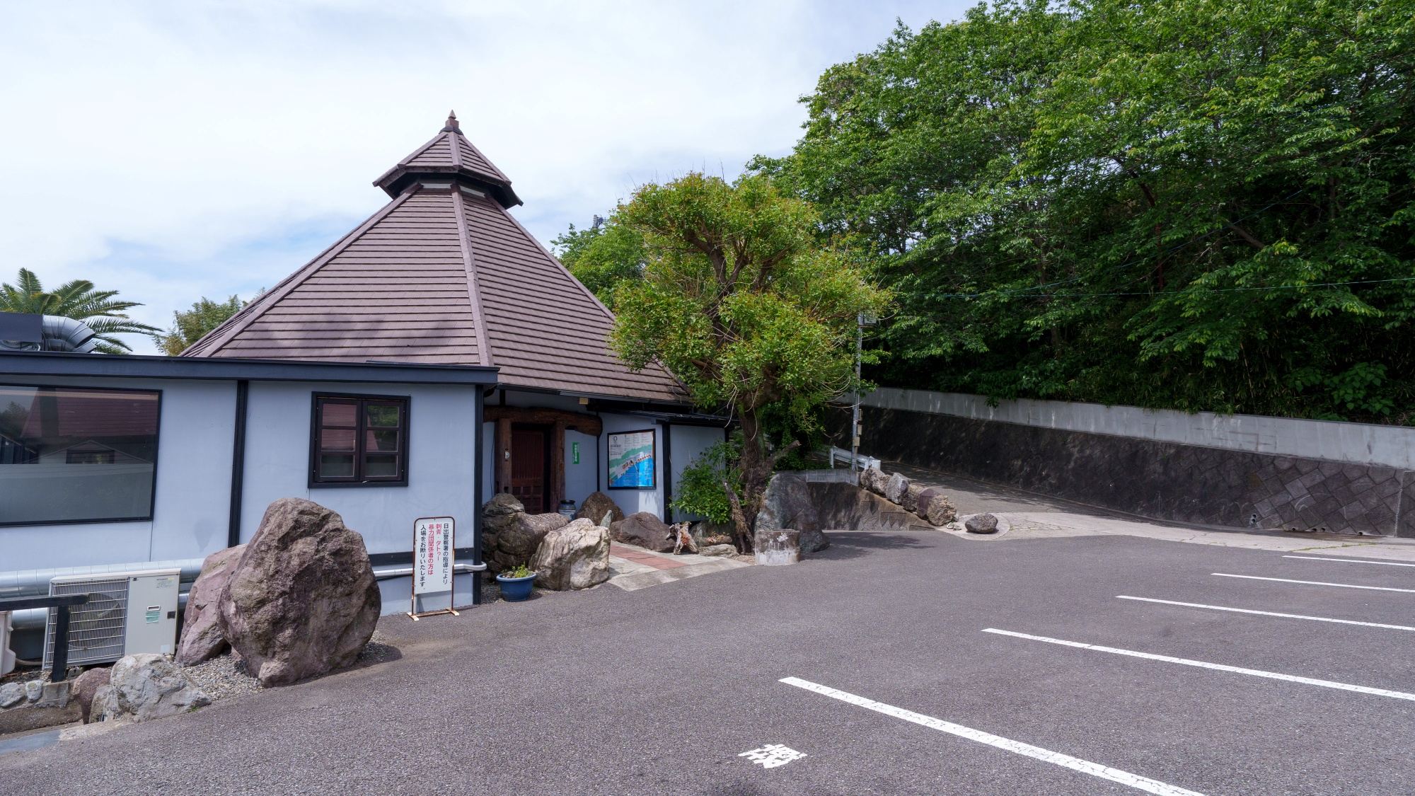 【宿までの道のり⑥】下るとフロントのある管理棟前に到着。ようこそ、コスタ・デル・ソル ひじへ。