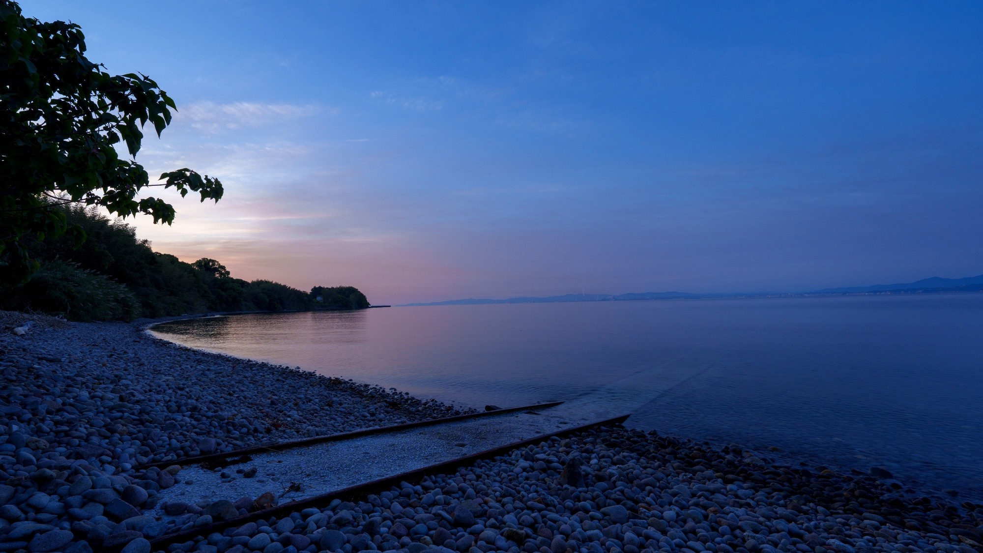 【海へと続く道】紫に染まる夕暮れの海辺　穏やかな海辺でお散歩
