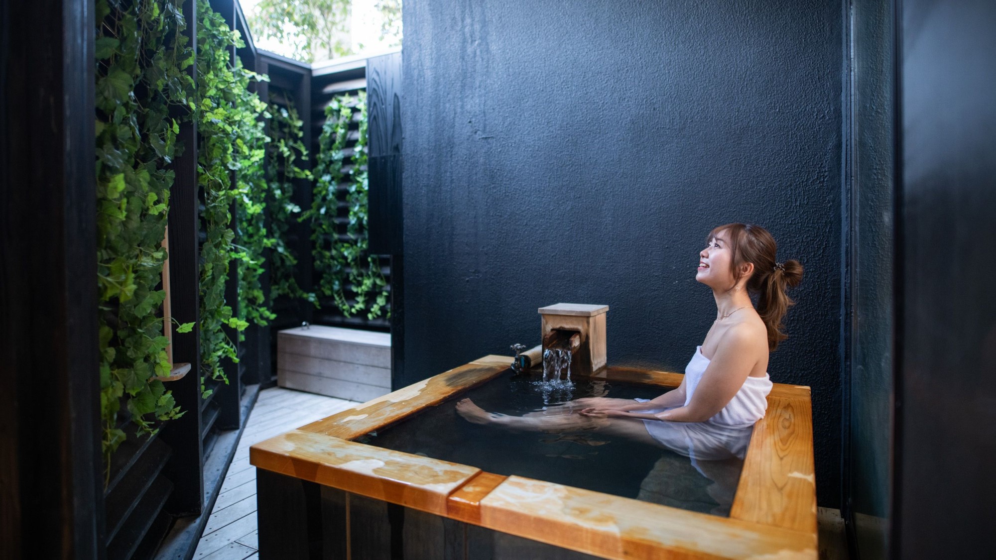 【露天風呂付スイート客室 －SANAセミダブルツインルーム－】おふたりサイズにぴったりの露天風呂。