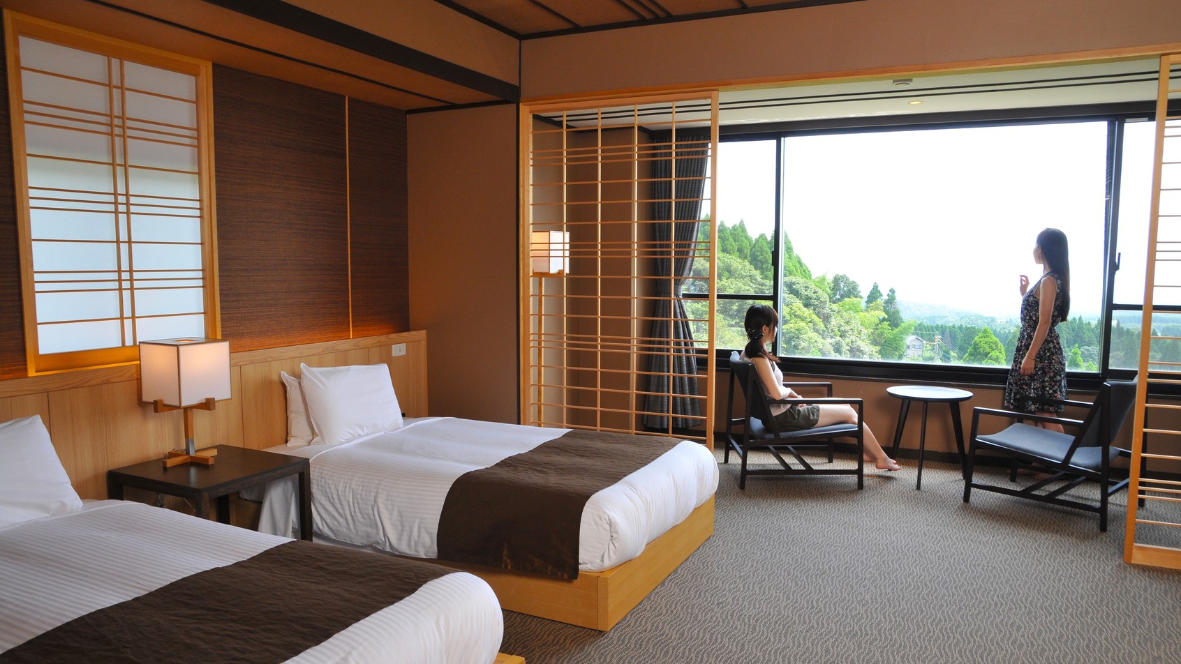 大きな窓からは霧島の自然や遠く桜島を望めます。最上階のお部屋です。