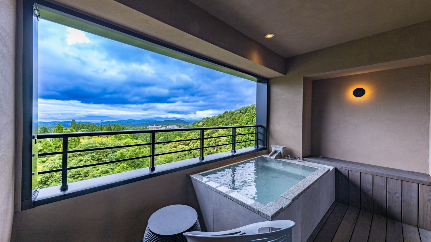 【「LAKA」プレミアムー露天風呂付和洋室ー】桜島や霧島の自然を眺めながらの温泉は最高です。