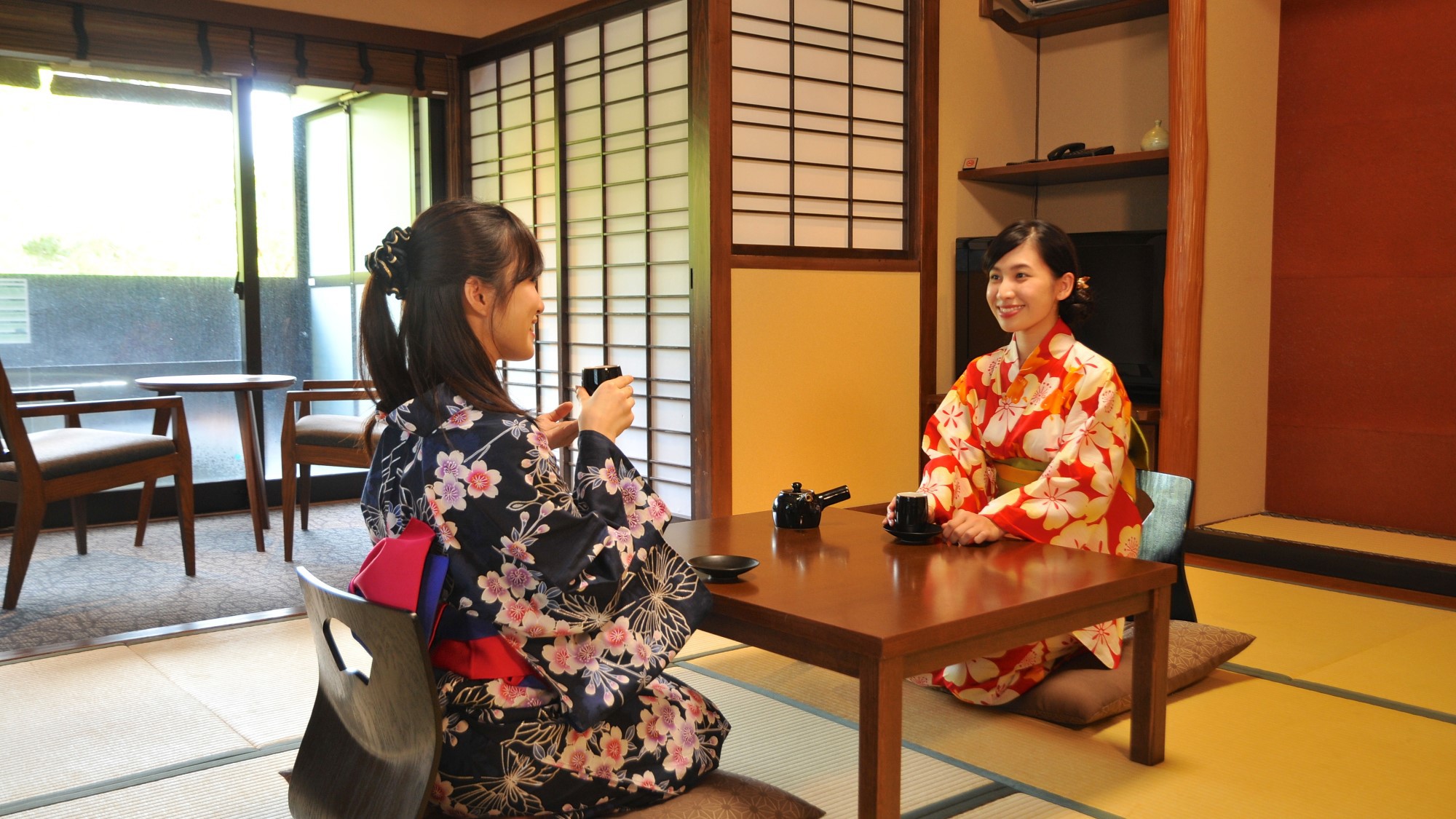 【露天風呂付客室】日本らしさを意識し、モダンな空間に日本の彩－いろ－が映える和室です。