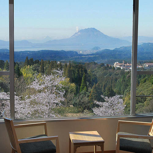 窓からは眼下に広がる絶景。快晴時には桜島も望めるモダン和室。