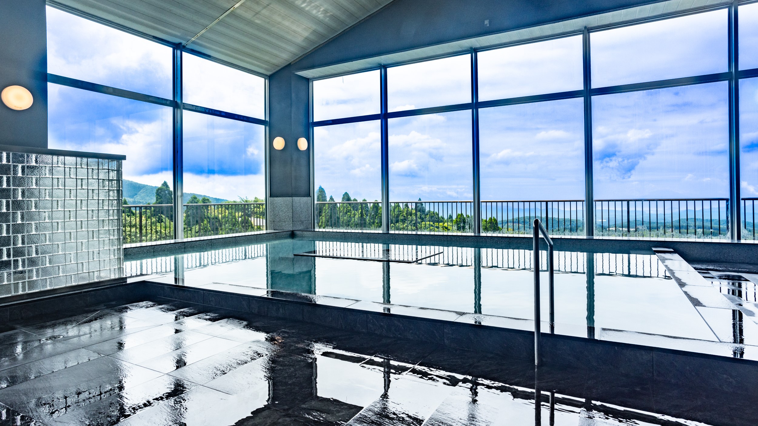 【展望大浴場「峰-みね-」】桜島の爽快な景色と薩摩の殿湯でゆったりとお寛ぎ下さい。