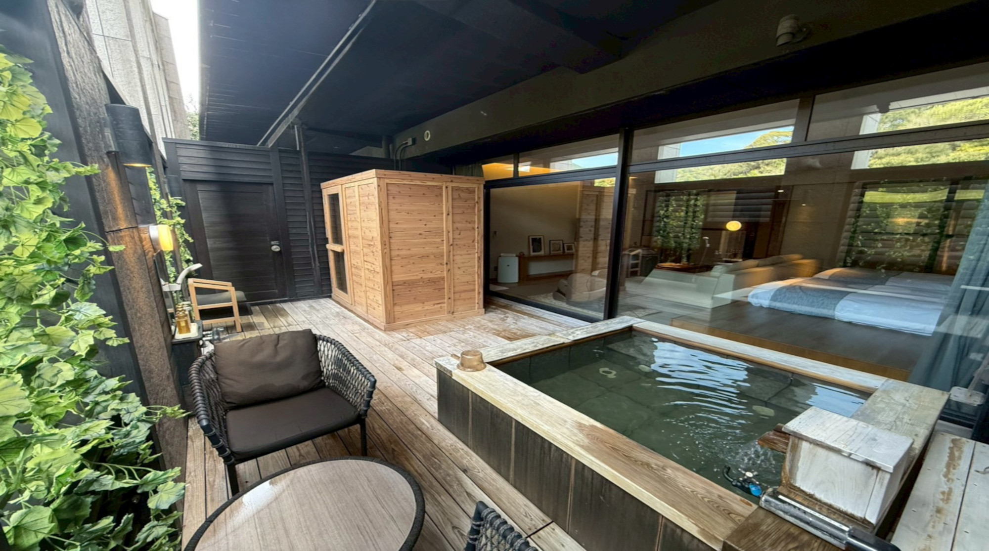 【露天風呂付スイート客室 －SANAワイドルーム－】プライベートな温泉とサウナをお楽しみください！