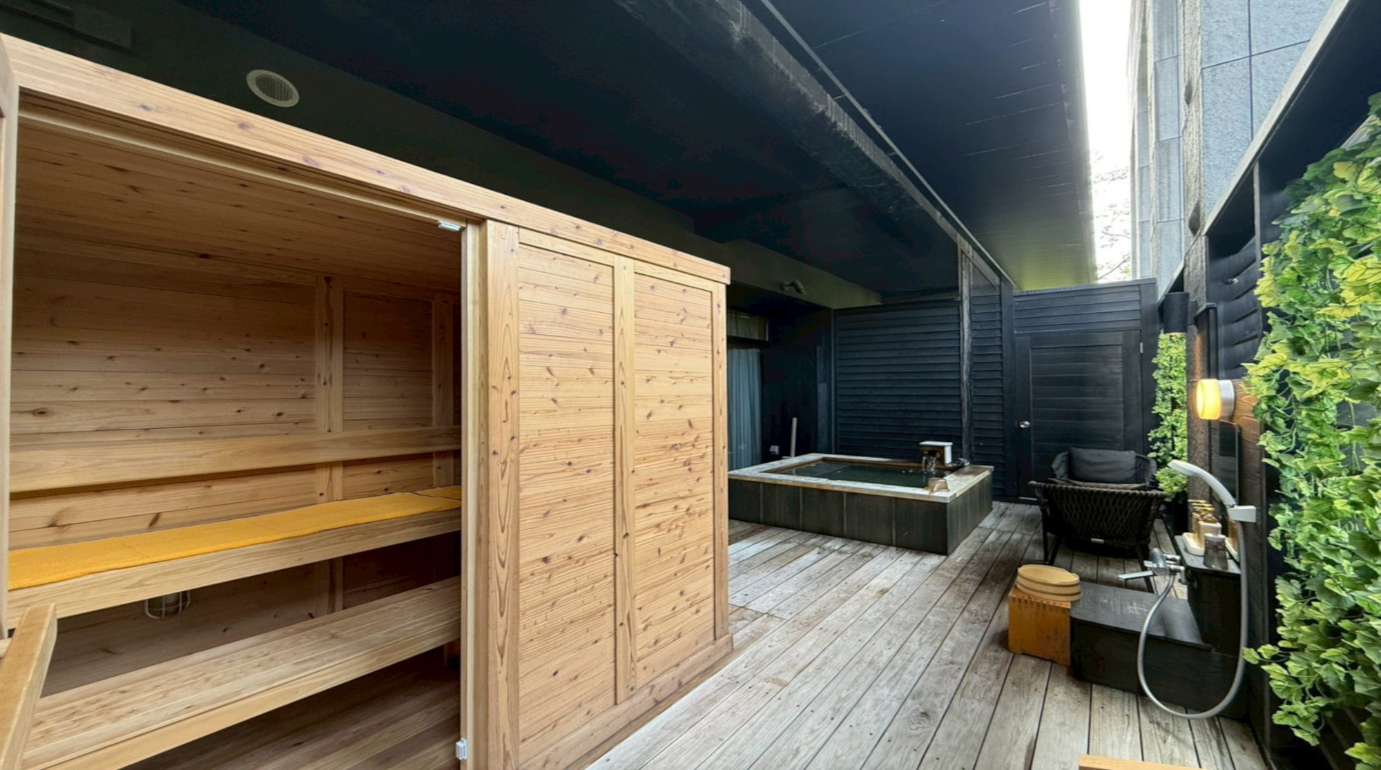  【露天風呂付スイート客室 －SANAワイドルーム－】広いウッドデッキに個室サウナを設置！