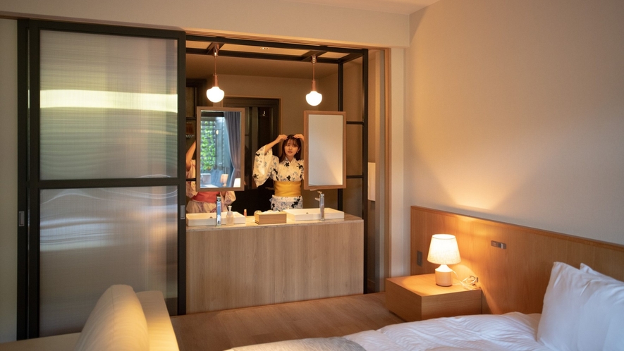 【露天風呂付スイート客室 －SANAワイドルーム－】洗面ブースと客室が繋がるこだわりのデザイン。