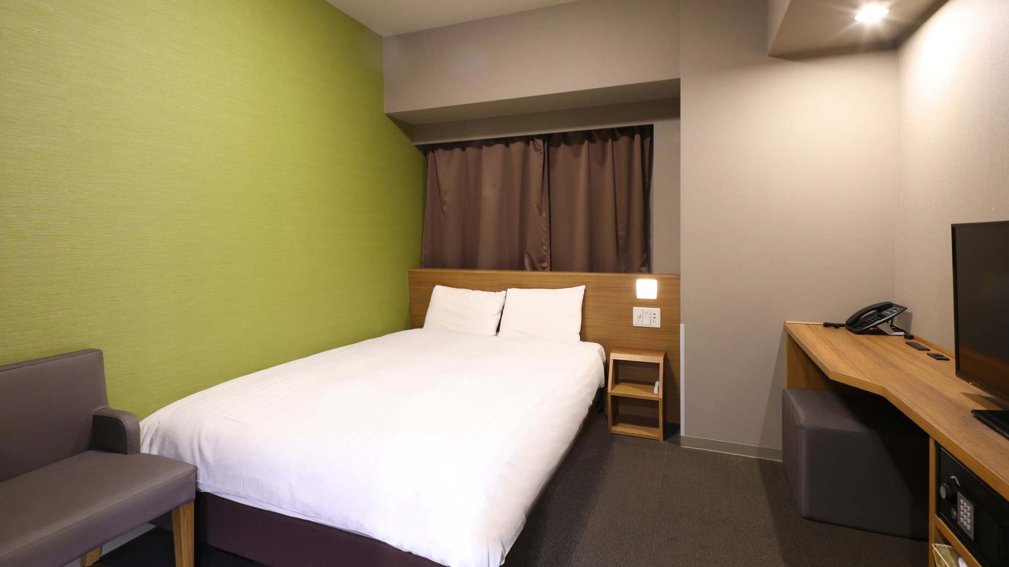 ダブルルーム【禁煙】(幅140cm&times;195cm）14.2平米～16.1平米