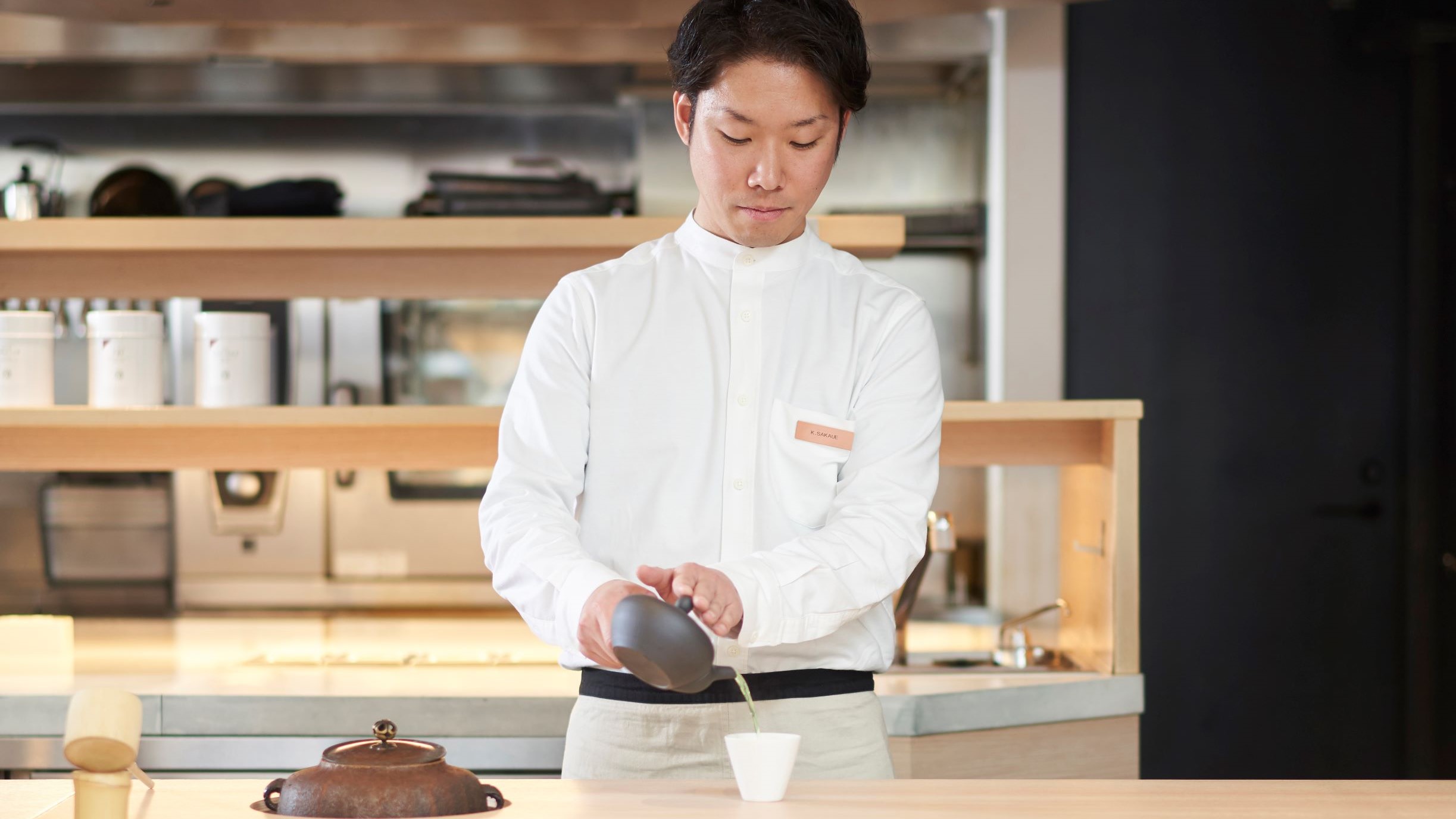 茶釜付きのカウンターでお茶提供