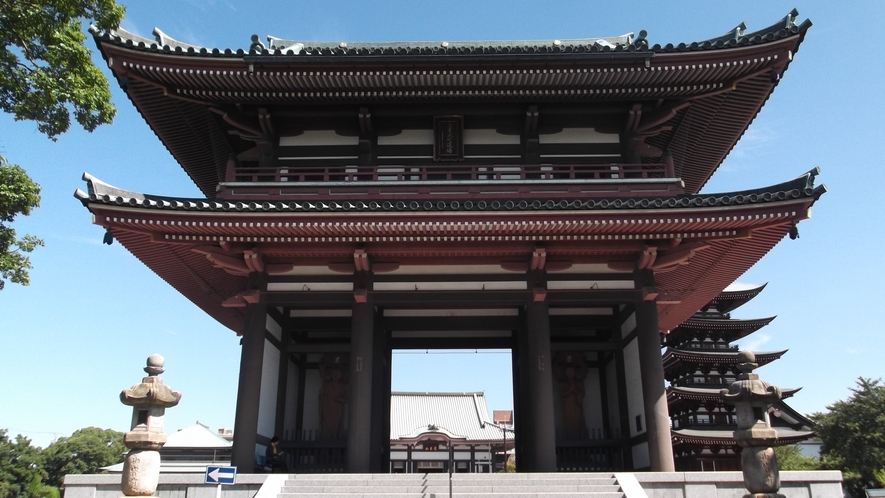 ホテルより電車30分。「お釈迦様の御真骨」が眠る日本唯一の寺。日本・タイ友好の象徴寺としても有名です