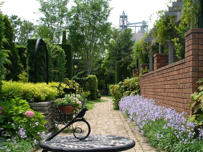 ヨーロッパに居るかのような西洋風の美しい庭園で、様々な緑や草花に囲まれて四季を感じることが出来ます。