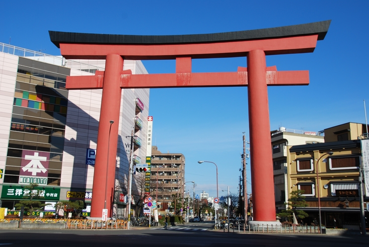 ホテルから電車25分。中村公園駅の真上に立つ、高さ24m、柱直径2.4mの巨大な赤鳥居。