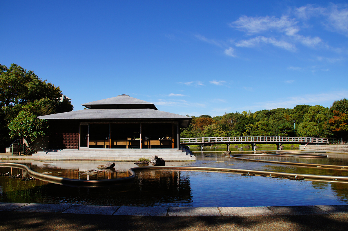 ホテルより電車40分。中部地方最大級の日本庭園。多くの花が咲き、四季折々の風情を感じて頂けます。