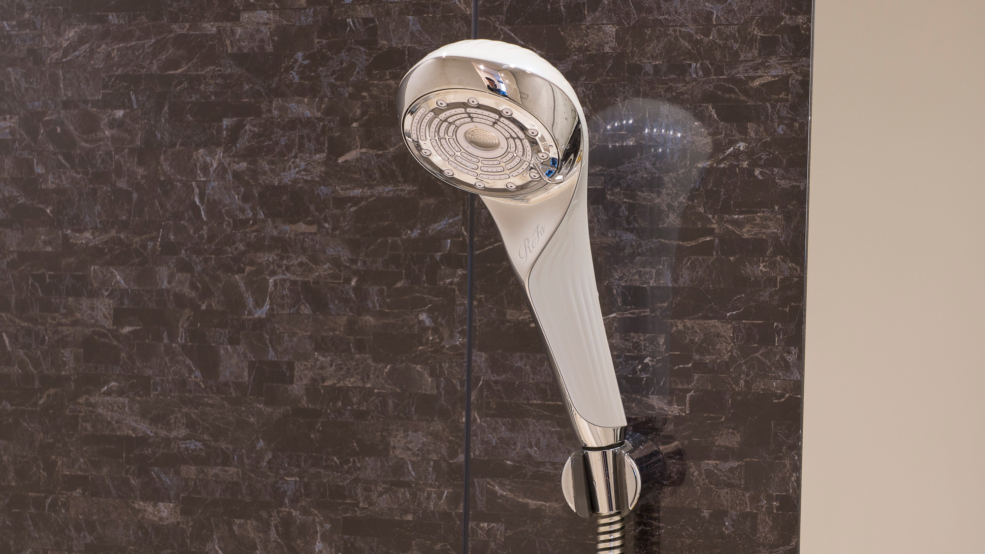 ReFaシャワーヘッドを全室導入！