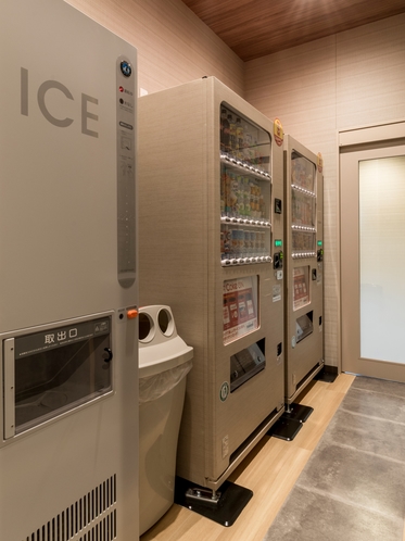 1階に製氷機、自動販売機がございます。