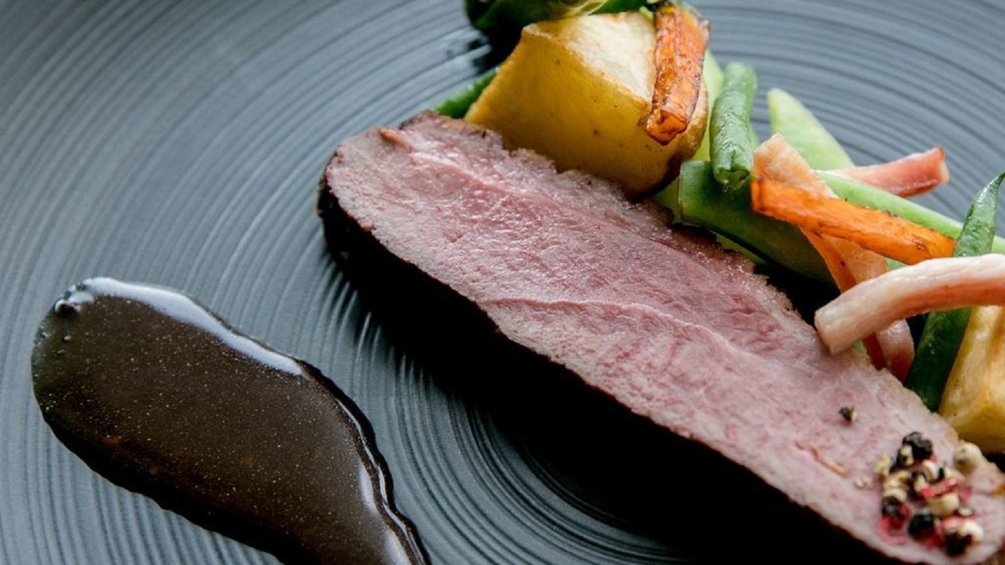 近隣でも人気のレストラン、ブロンロネリのディナー付宿泊。