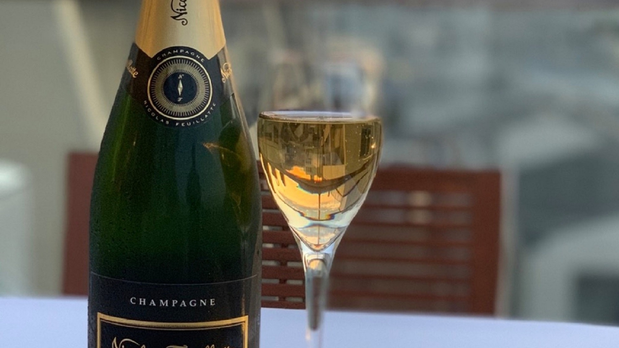 シャンパンで記念日演出