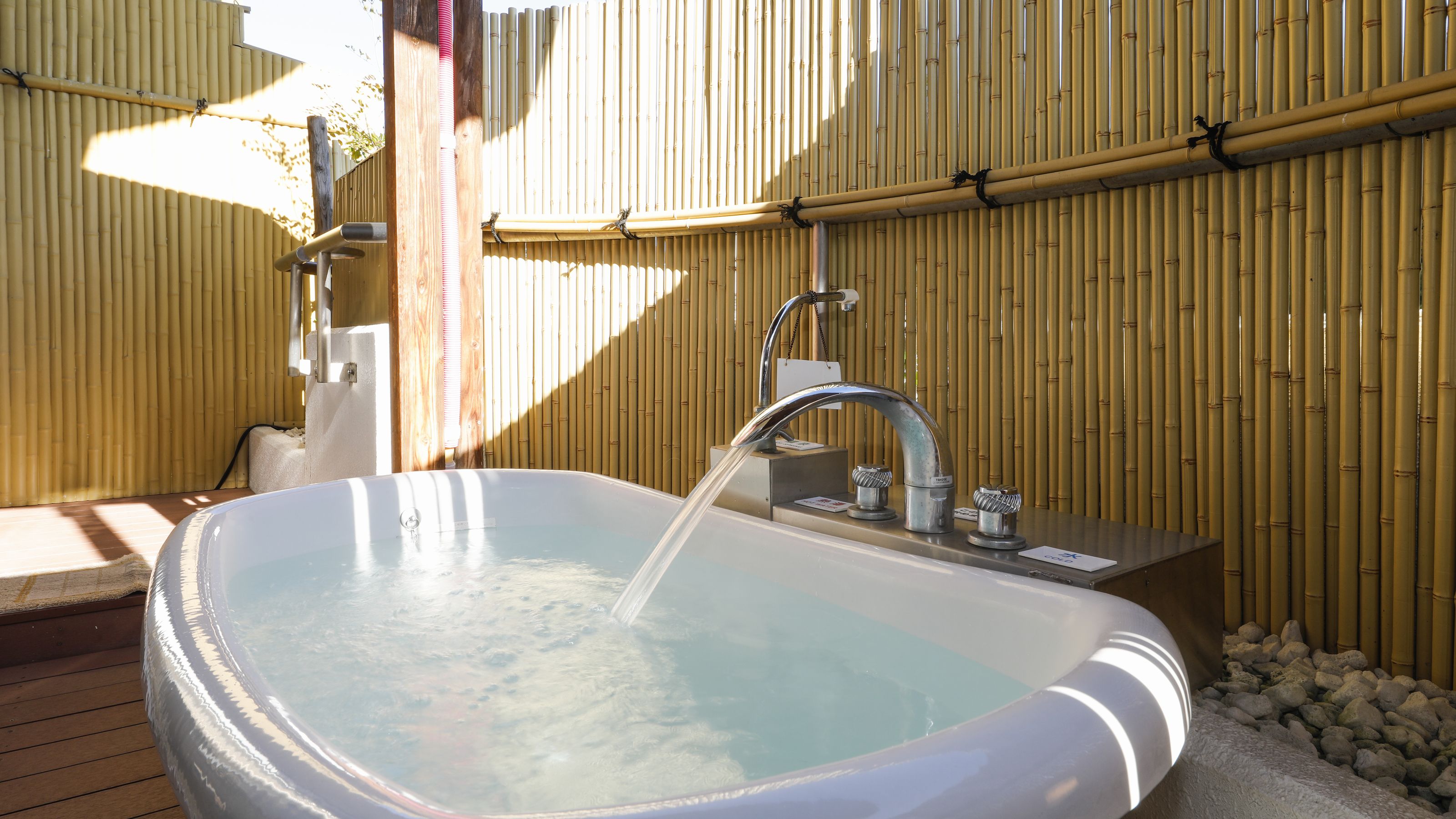 ＊10階露天風呂付客室例：ベランダに外湯としてバスタブタイプのお風呂があります。