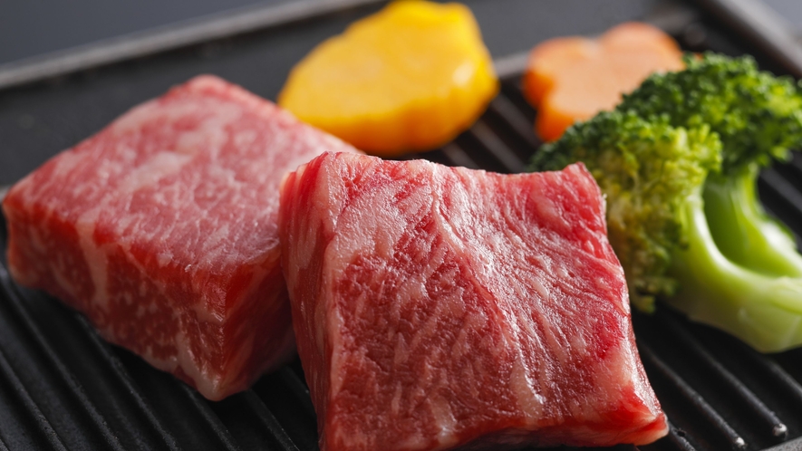 ＊伊予牛「絹の味」ステーキ例：鉄板の上で熱々のブランド牛をご賞味下さい。