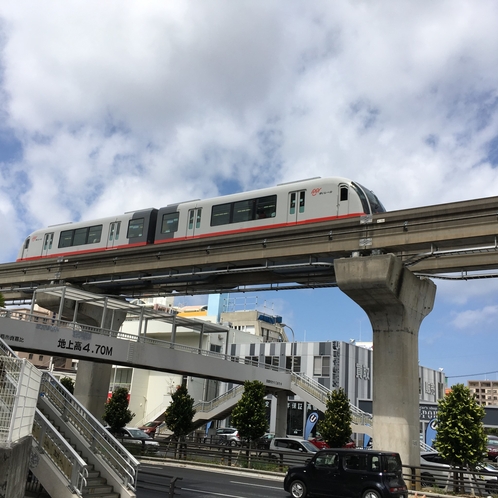 おもろまち駅よりほぼ直進で当館へ到着（この歩道橋が見えたらすぐ！）