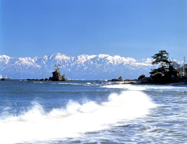 雨晴海岸　晴れた日はこのように富山湾越しに立山連峰を望めます