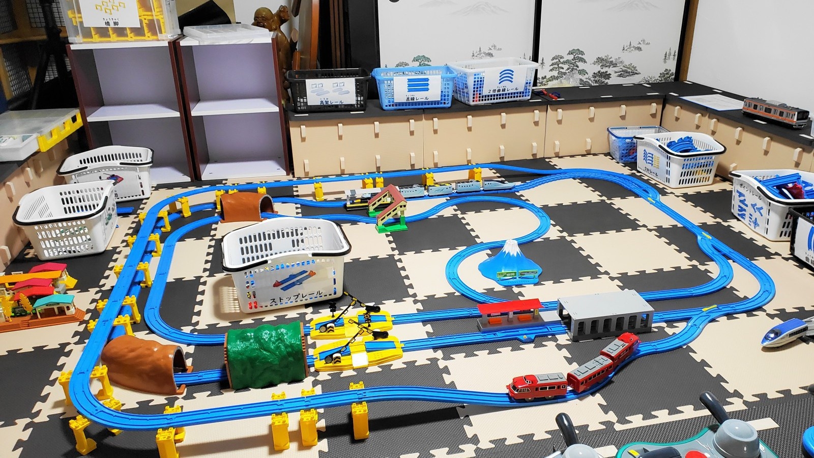 【子鉄大歓迎！】鉄道おもちゃ部屋で遊べるファミリープラン　線路も踏切もすぐそば。