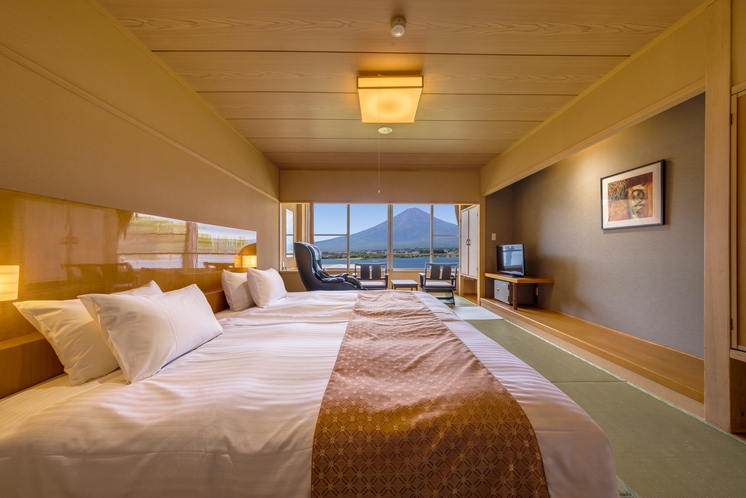 ホテル本館　和室ﾍﾞｯﾄﾞﾙｰﾑ内観（一例）：富士の全景と湖一望