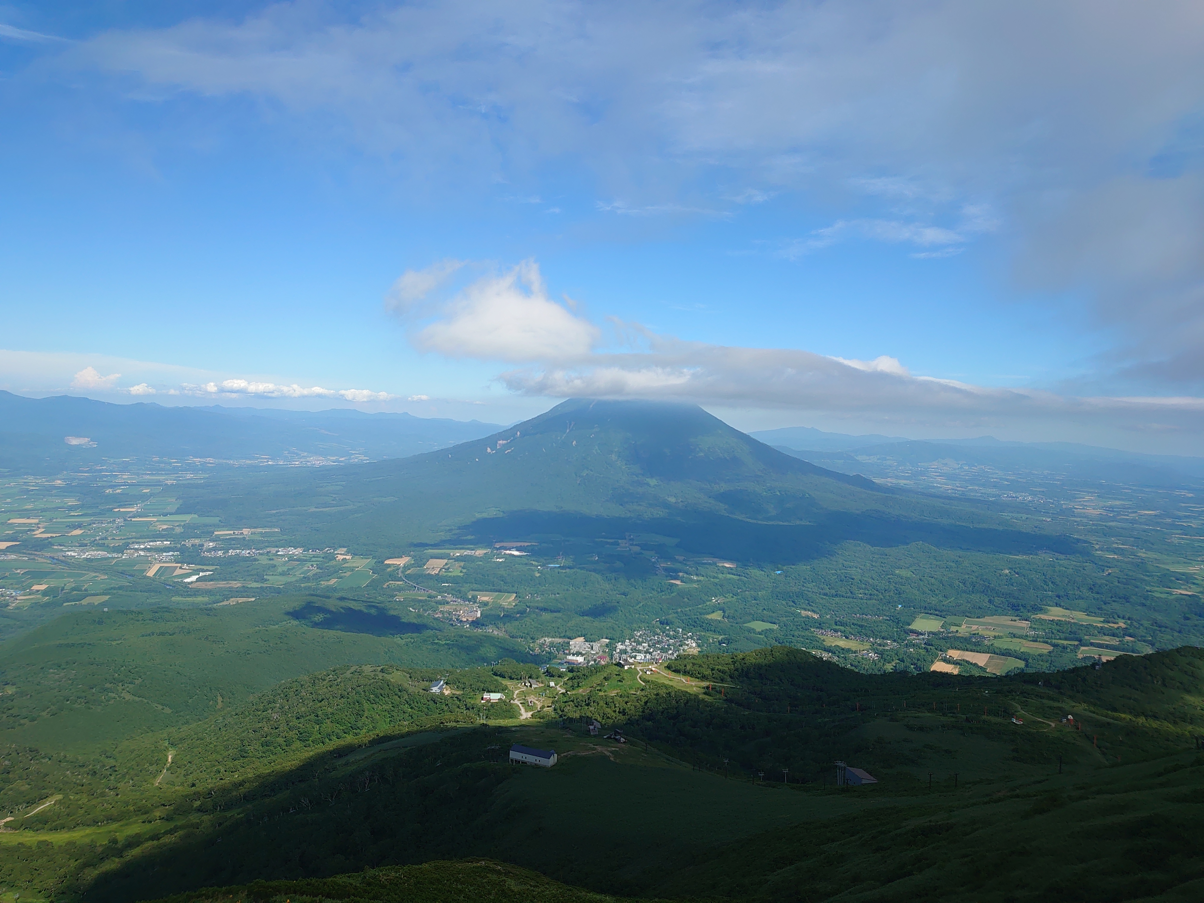 羊蹄山(アンヌプリ頂上より7月撮影)