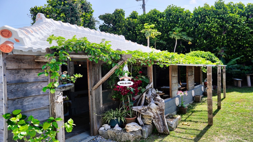 【りんごカフェ】沖縄らしい赤瓦の古民家風の店舗です