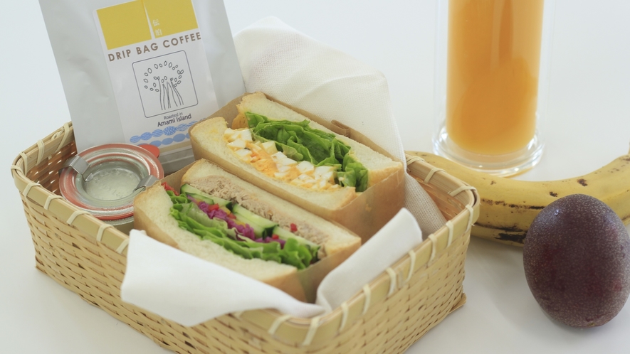 【朝食】お野菜たっぷりで色鮮やかなサンドイッチをお届けします。