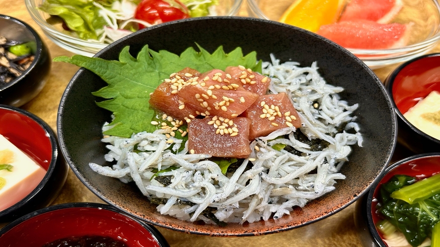 ※2024.3.1から【旬の味覚】しらすまぐろ漬け丼」