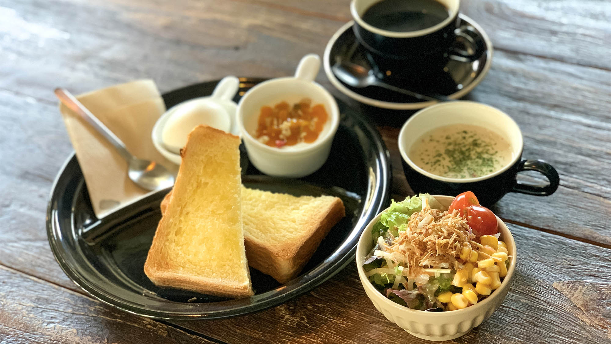 ・朝食会場【SPARKY's Coffee】ボリューム満点のサラダ付きCセット