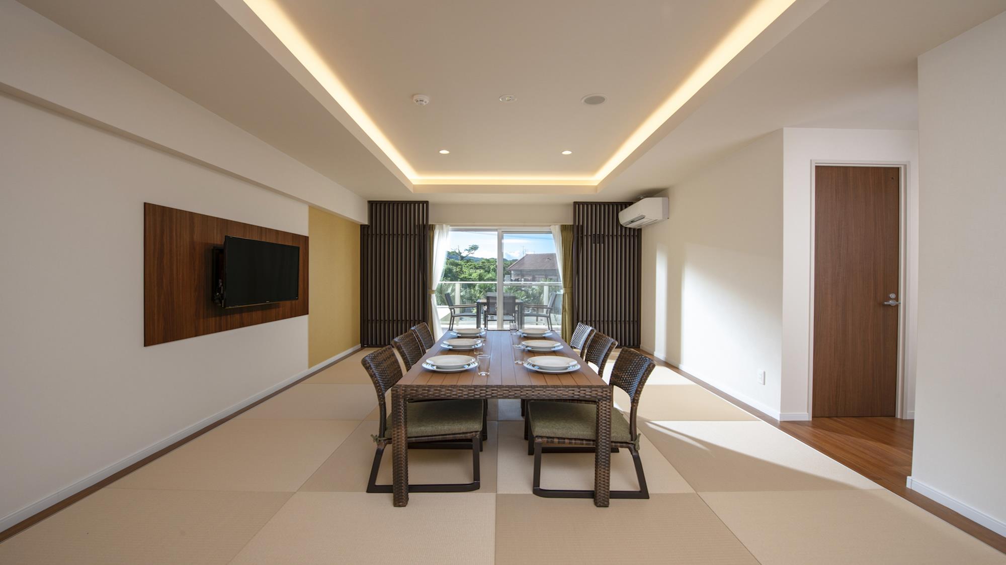 【モデレート・バリアフリー/リビング】ゆったりとした畳リビングで、大人数での食事や団らんにぴったり♪