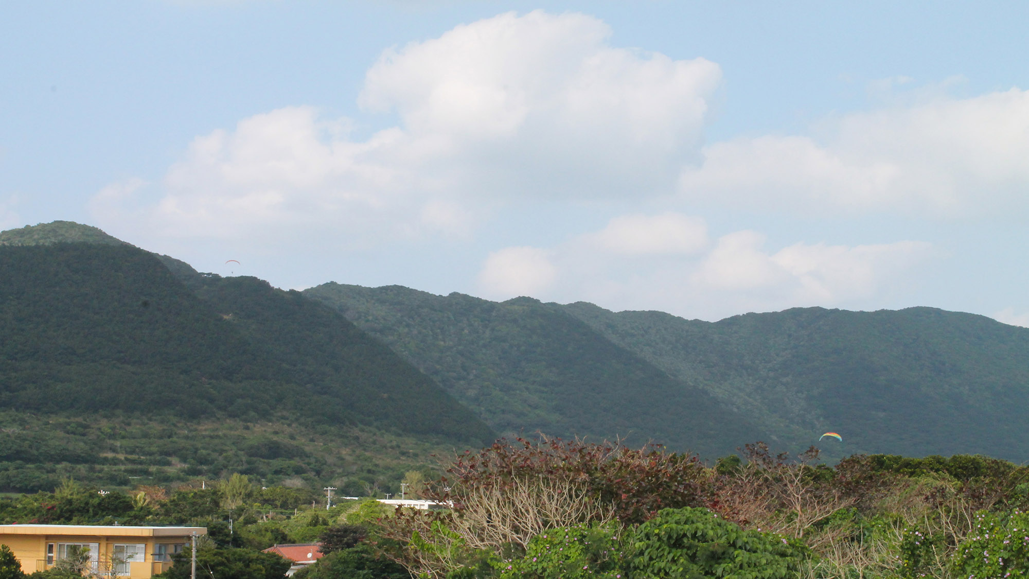・【景観】遠くにはパラグライダーが飛行する姿も。石垣市で人気のアクティビティです