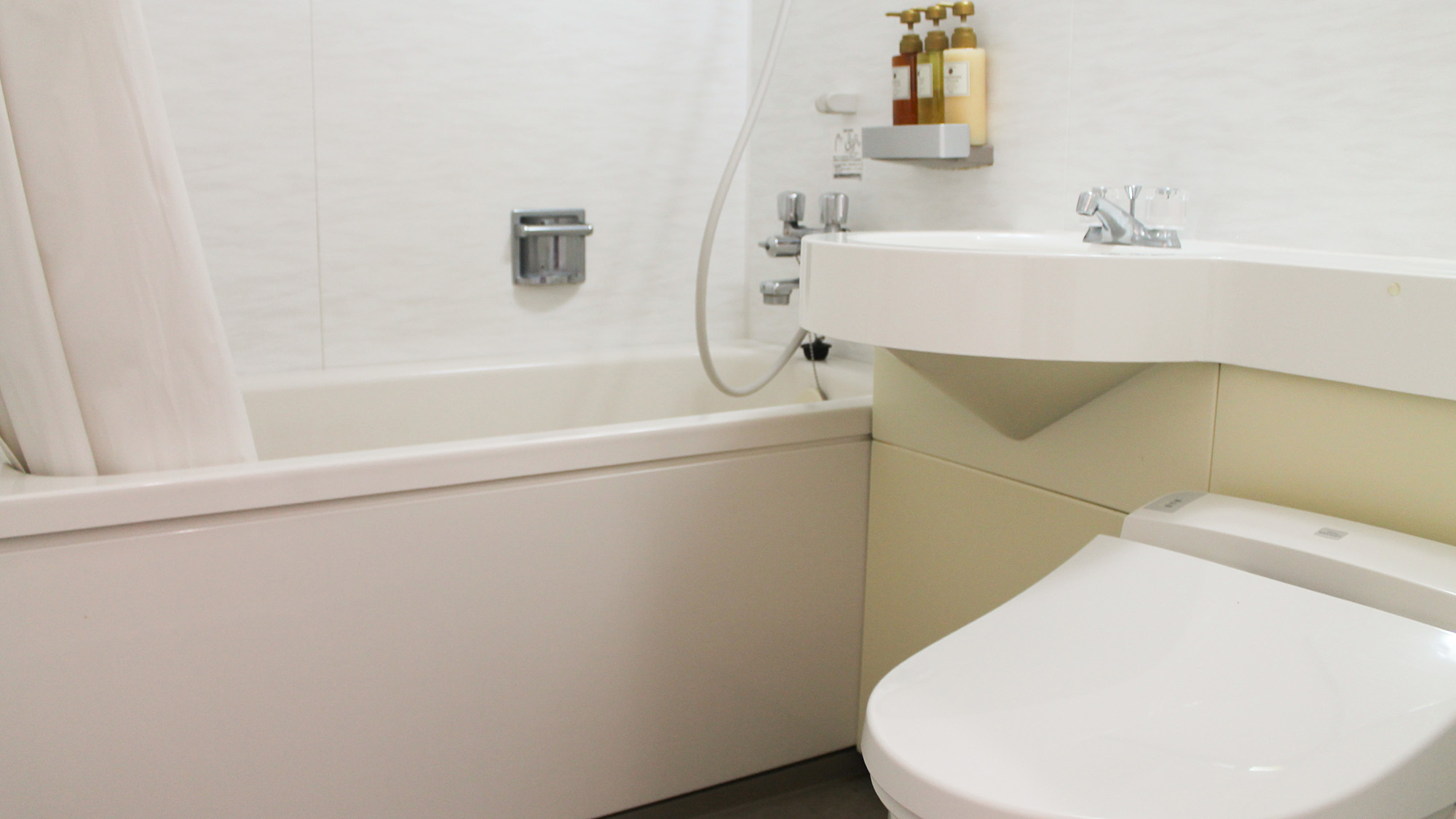 ・【バスルーム：トイレ】洗浄機能付きで清潔感があります