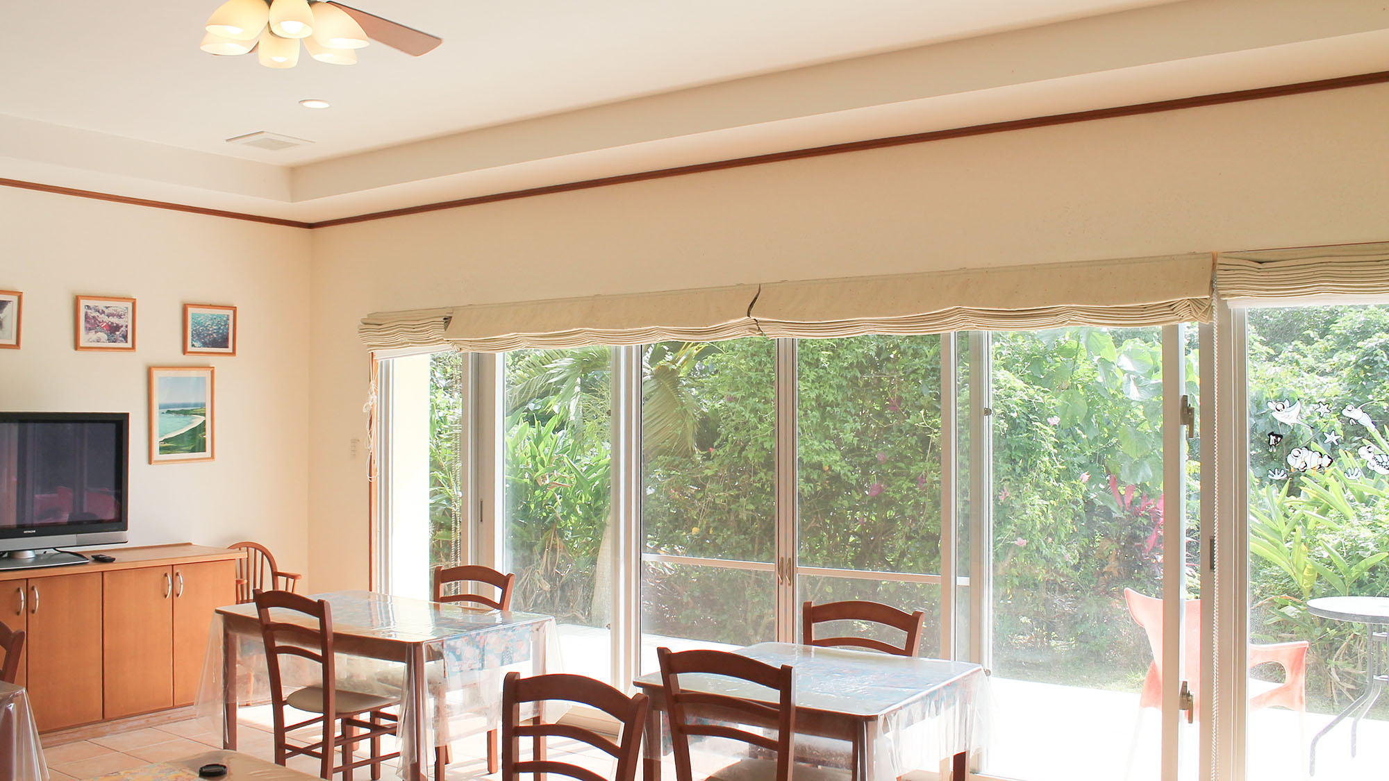 ・【レストラン】窓からは明るい光が差し込みます