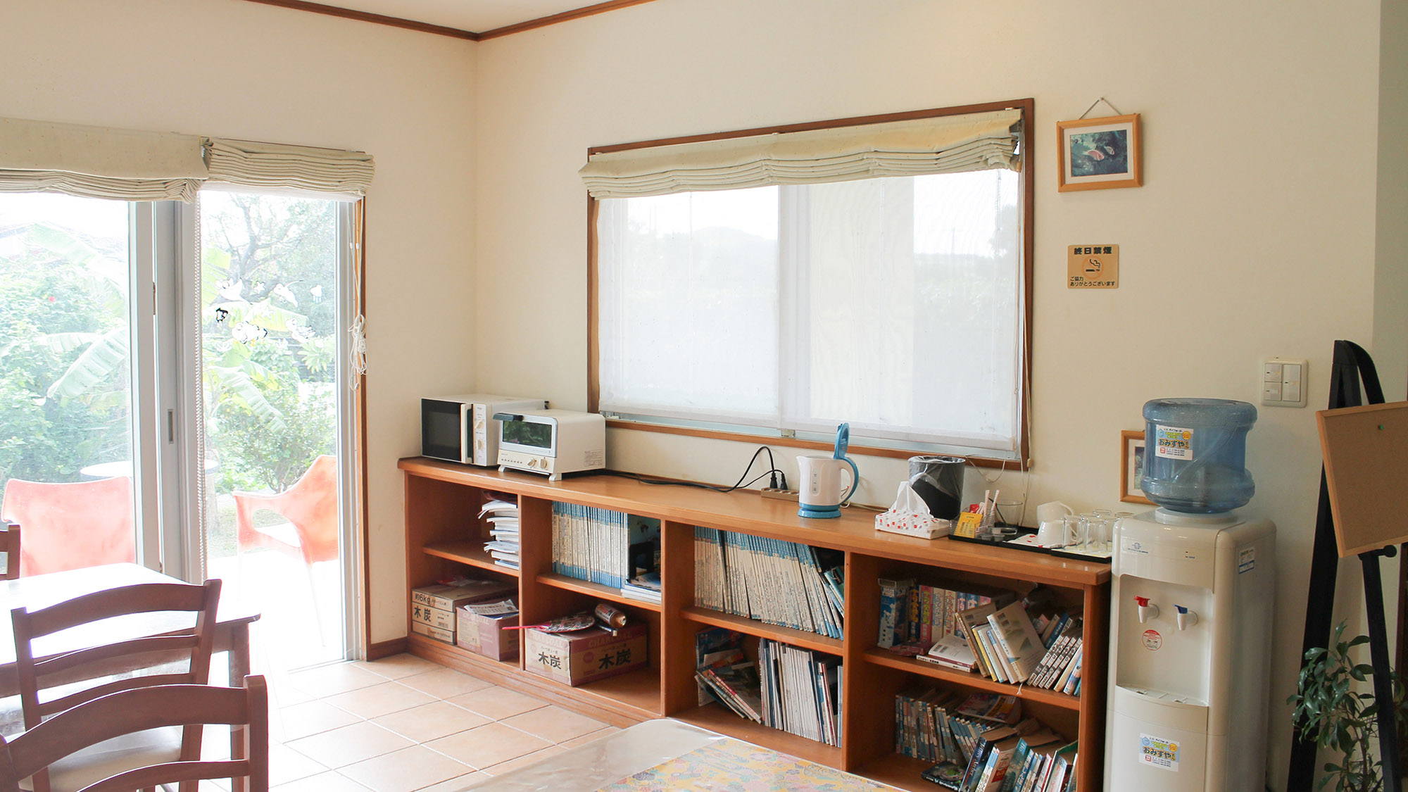 ・【レストラン】本棚に本もございます。ご自由にお読みください