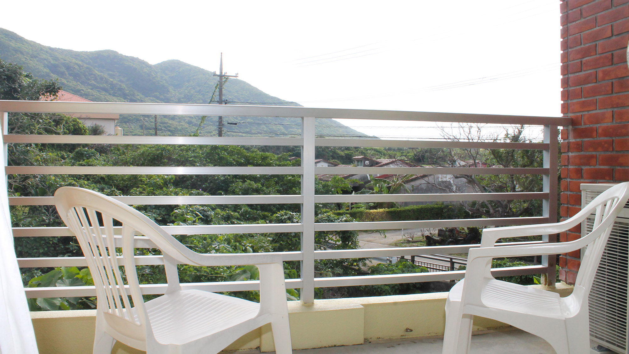 ・【客室】バルコニーに出ることもできます。朝は陽の光を浴びながらのんびりとお目覚めを