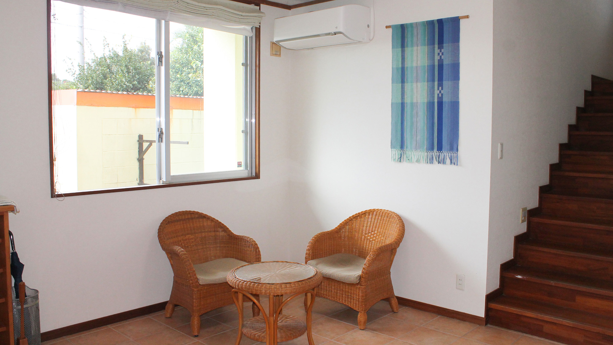 ・【ロビー】テーブル＆チェアを設置。チェックインやチェックアウトの待ち時間などにご利用ください