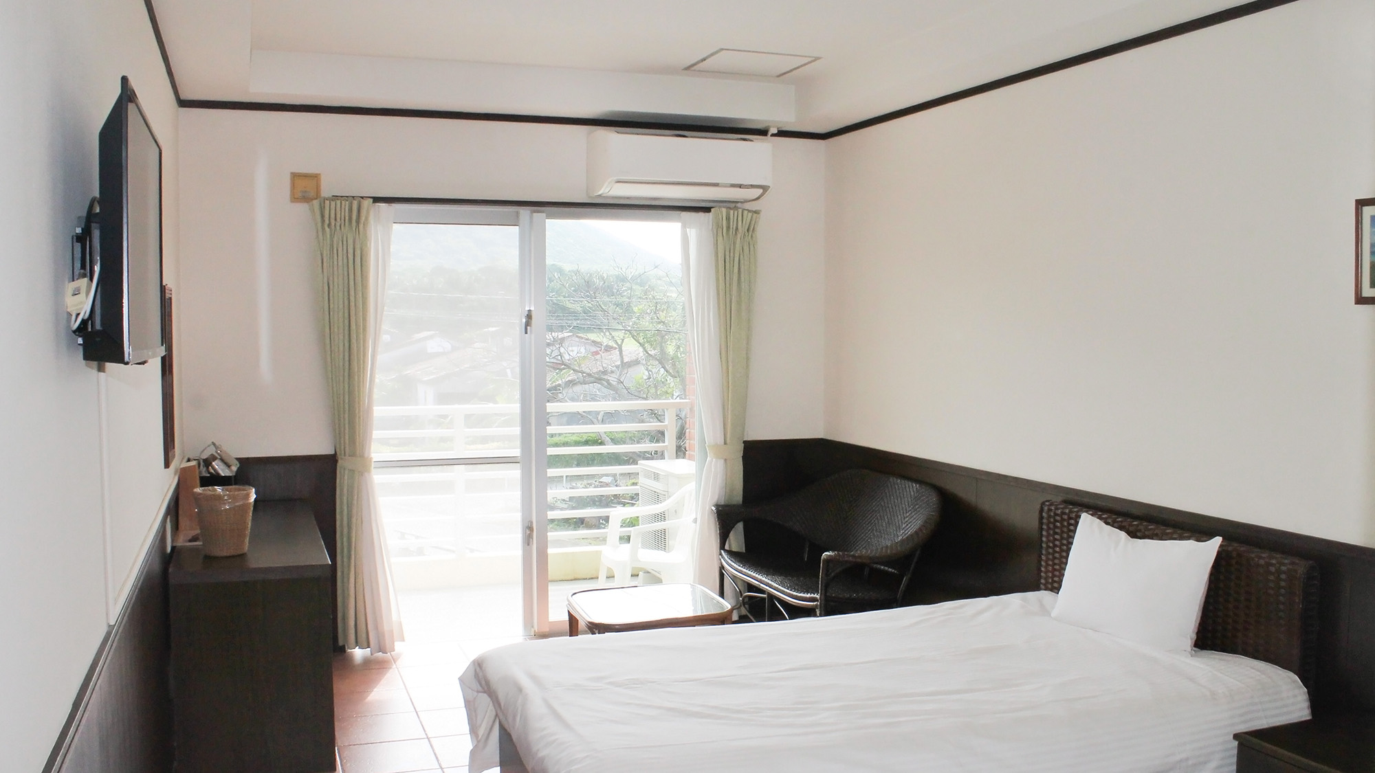 ・【客室】ベッドでゴロンと横になりながらテレビ観賞もできます