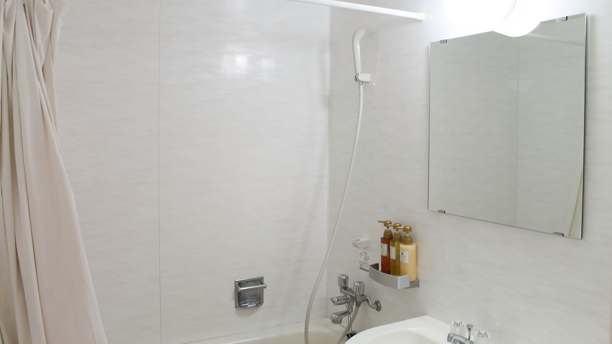 ・【バスルーム：洗面】大きな鏡付きでメイク落としや髭剃りもしやすいです