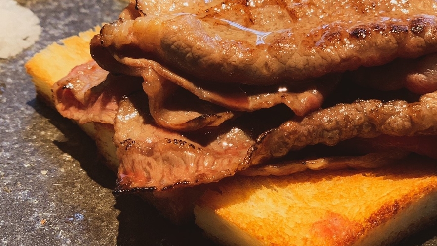 【朝食（食数限定、日替わりメニュー）】 近江牛の炙り焼き ※イメージ