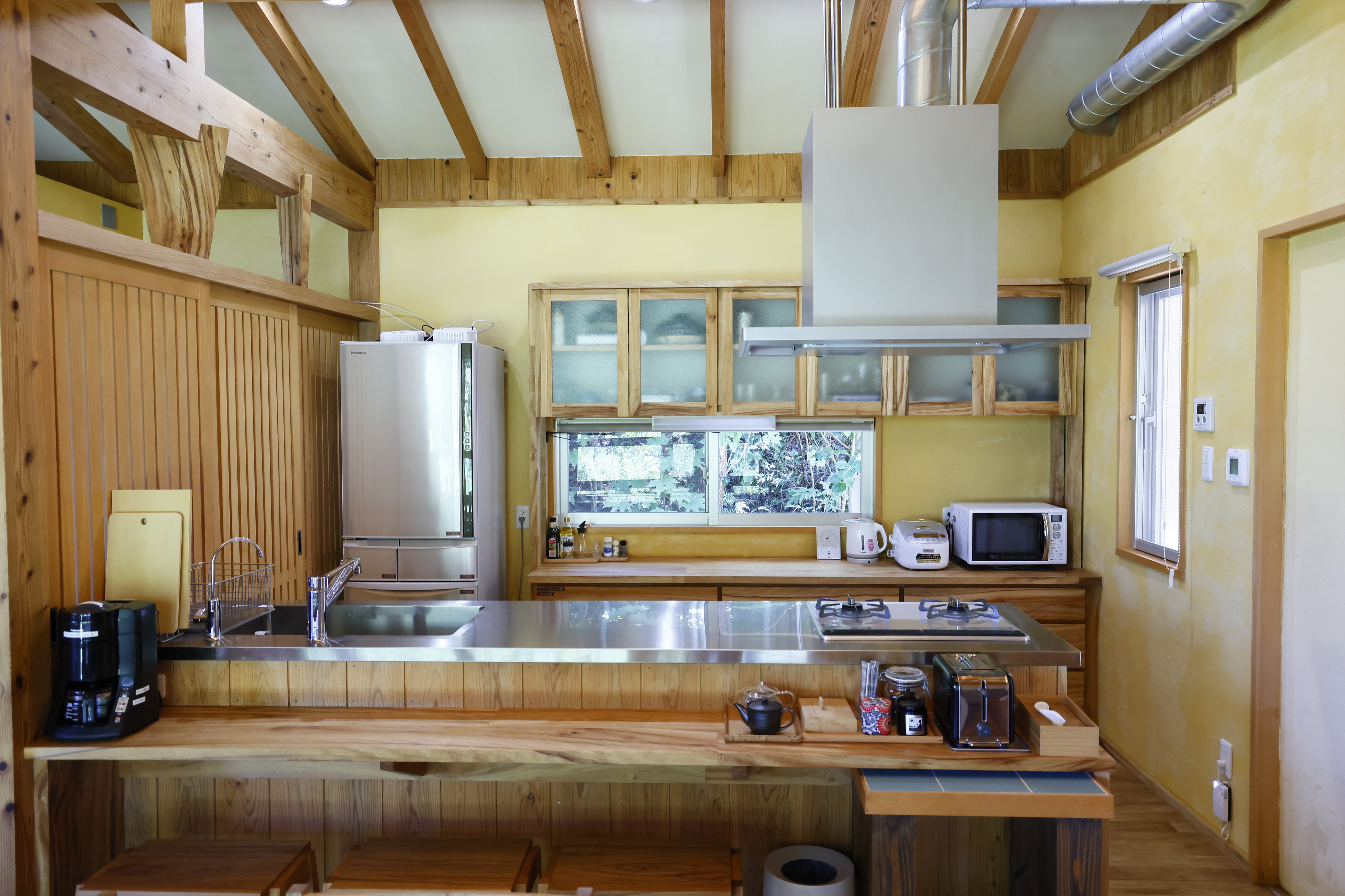 キッチンにはコンロの他、電化製品、調理器具、食器を完備しています。塩・砂糖・油・胡椒などの基本的な調味料はご用意しております。