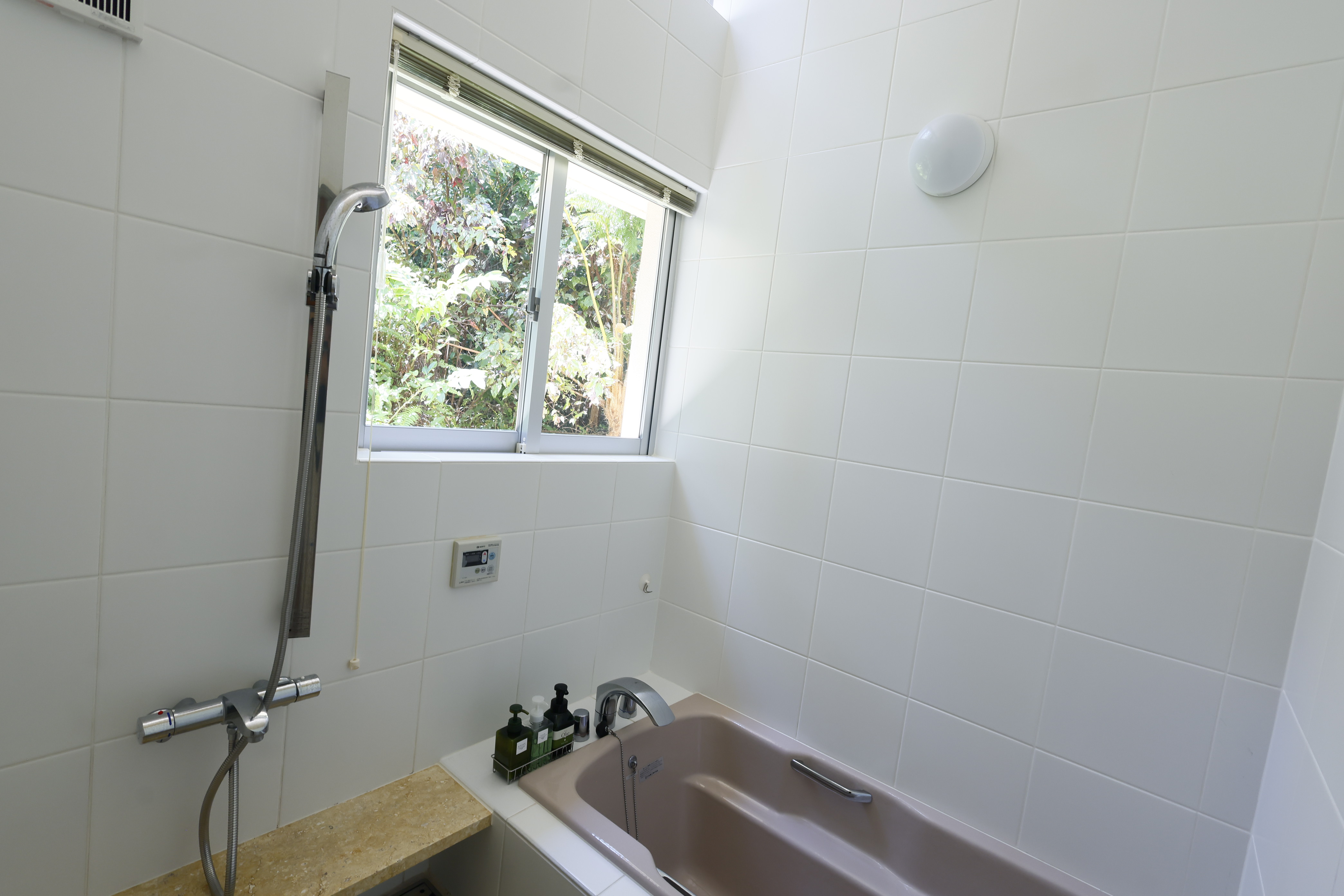 バスルーム１　浴槽から裏庭を見る