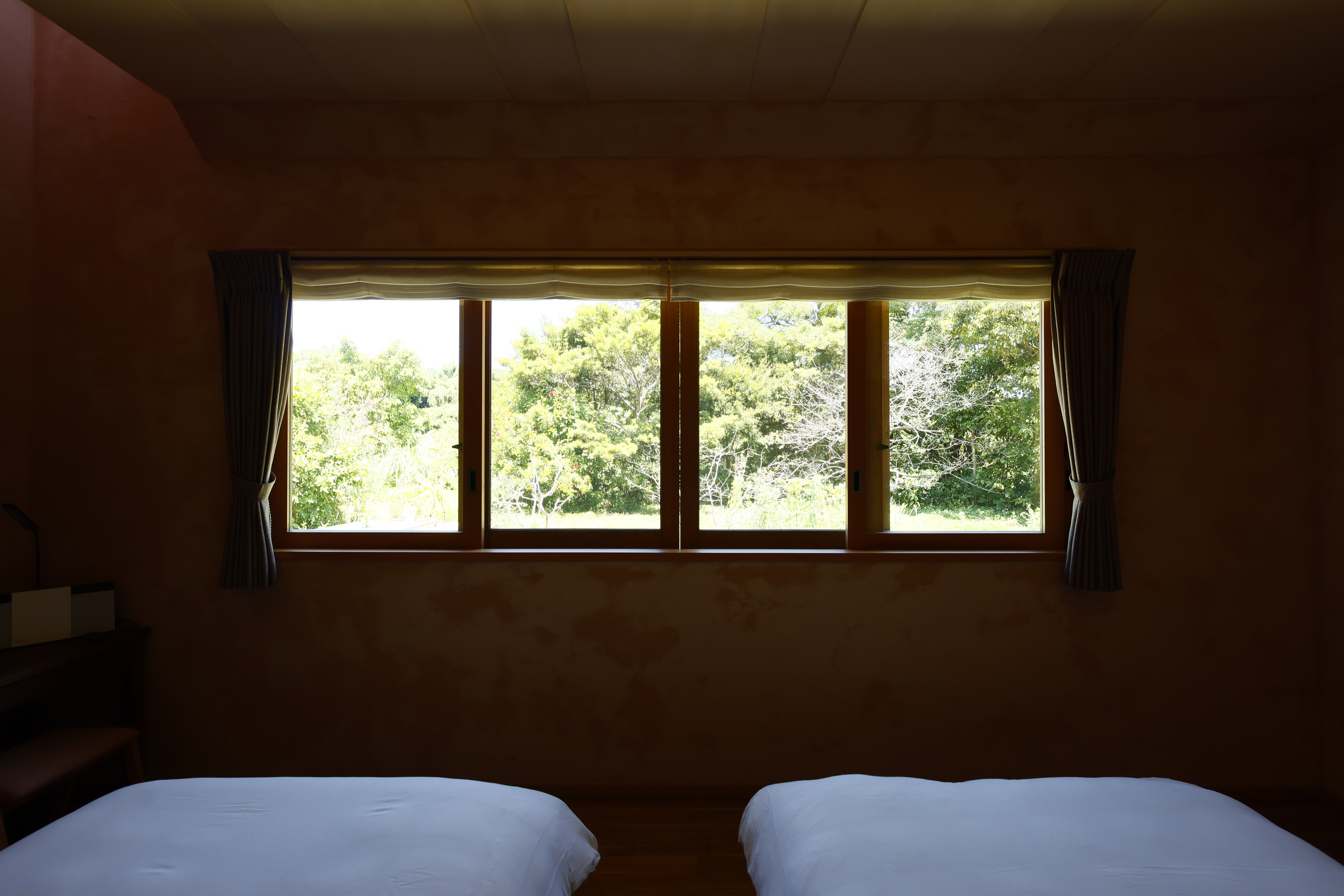 ツインベッドの寝室